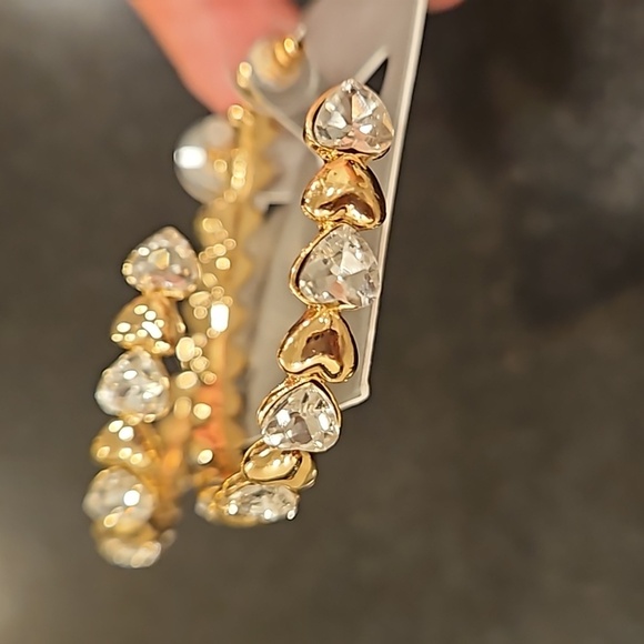 💕NORDSTROM RACK💕 Alternating Crystal Heart Hoop Earrings ~ Clear Gold NWT - Picture 6 of 7